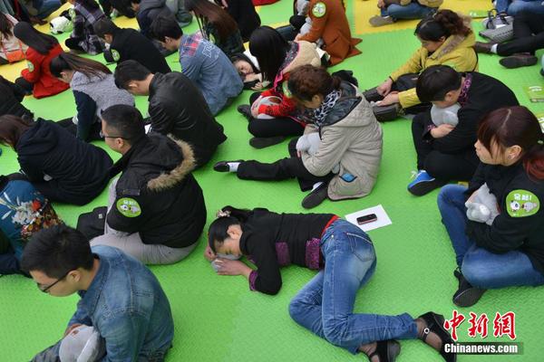 11月18日，中國(guó)首個(gè)“發(fā)呆大賽”在成都舉行，吸引了約200人前來(lái)參與。此項(xiàng)比賽要求選手在兩個(gè)小時(shí)內(nèi)，不能動(dòng)、不能笑也不能睡著，否則將被淘汰。當(dāng)日參與者最老者達(dá)70歲，最小者不到10歲。圖為“發(fā)呆比賽”現(xiàn)場(chǎng)。中新社發(fā)張浪 攝 2