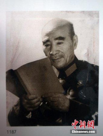 11月19日，北京華辰秋季拍賣會(huì)展出江青1971年為林彪拍攝的罕見(jiàn)照片《孜孜不倦》。江青當(dāng)時(shí)為了避免臉部陰影，讓林彪未戴軍帽。此照片同年八月發(fā)表了彩色版。賈國(guó)榮 攝