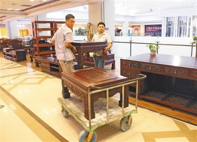 業(yè)內(nèi)人士認(rèn)為，今年年底購(gòu)買紅木材料或家具是個(gè)好時(shí)機(jī)。新京報(bào)記者 王遠(yuǎn)征 攝