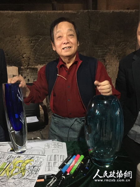 018 琉璃新品實(shí)驗(yàn)成功后的韓美林_副本