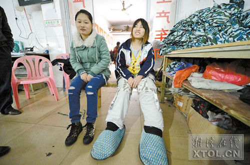 11月20日，“大腳女孩”和同事坐在一起。(記者 陳旭東 攝)