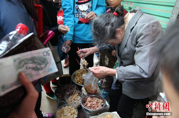 南昌“一毛奶奶”躥紅 民眾慕名嘗鮮獻(xiàn)愛(ài)心7