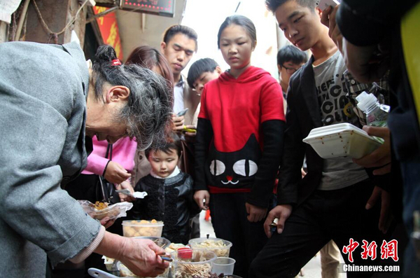 南昌“一毛奶奶”躥紅 民眾慕名嘗鮮獻(xiàn)愛(ài)心5