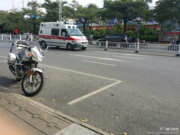 警方及救護(hù)車先后趕到現(xiàn)場。