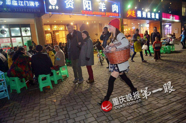 板栗妹妹成為好吃街的一道風(fēng)景。3