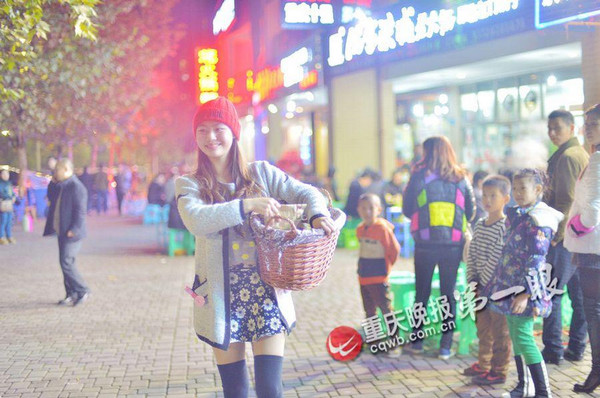 板栗妹妹成為好吃街的一道風景。2