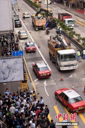 11月26日，香港警方協(xié)助法庭執(zhí)達(dá)主任在旺角彌敦道展開(kāi)清障行動(dòng)，下午1點(diǎn)45分，彌敦道恢復(fù)雙向通車。 中新社發(fā) 張宇 攝