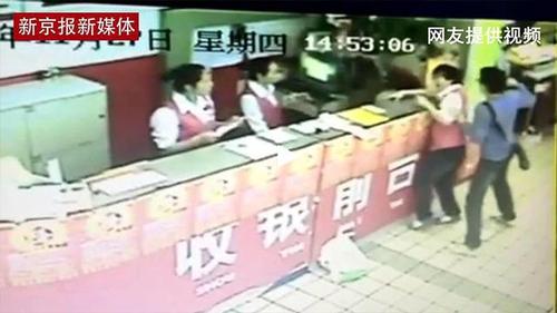 　　周某向超市員工猛刺。5