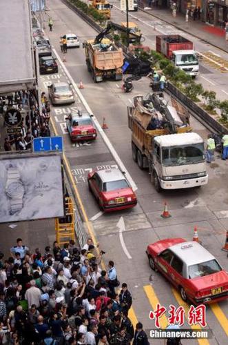 11月26日，香港警方協(xié)助法庭執(zhí)達(dá)主任在旺角彌敦道展開(kāi)清障行動(dòng)，下午1點(diǎn)45分，彌敦道恢復(fù)雙向通車。 中新社發(fā) 張宇 攝