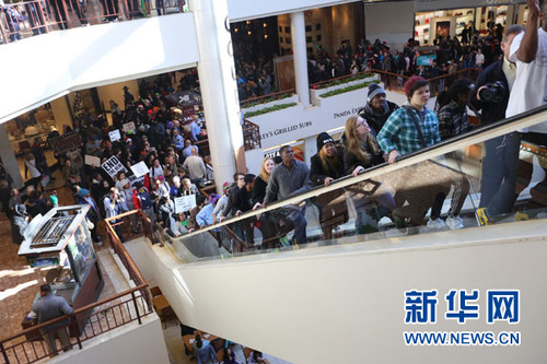 11月28日，示威者涌入美國密蘇里州圣路易斯的加列里亞購物中心。當(dāng)日超過200名示威者涌入加列里亞購物中心示威，抗議美國密蘇里州圣路易斯大陪審團(tuán)24日決定不起訴槍殺非洲裔青年邁克爾·布朗的白人警察達(dá)倫·威爾遜。新華社發(fā)（馬庫斯·迪保拉攝）