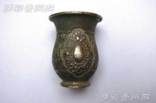 前、背面鑄有相同的圖案。（圖由楊文金提供）