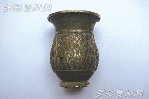 酒杯兩側(cè)鑄有“耳環(huán)花”圖案。