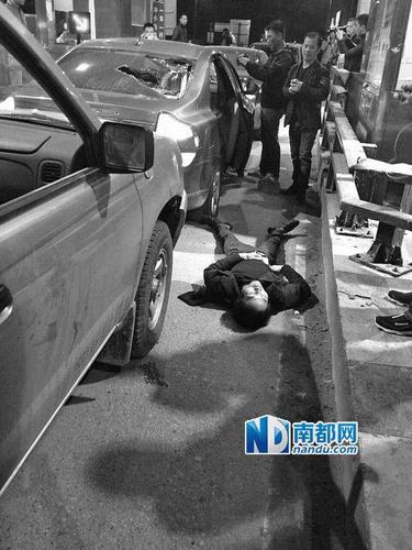 前日，深汕高速公路陸豐內(nèi)湖入口處，被擊斃的毒販。