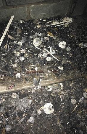 爆炸現(xiàn)場(chǎng)散落著很多直徑約5厘米的銀色金屬圓蓋，圓蓋上銜接著線狀物。