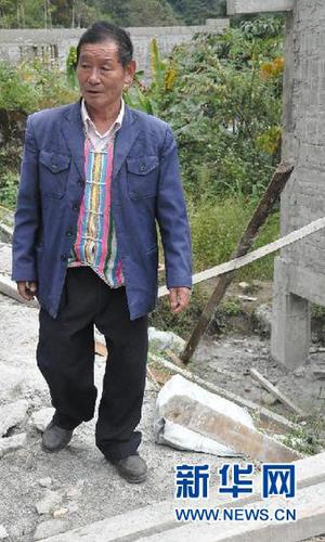 高德榮在獨(dú)龍江鄉(xiāng)檢查安居房建設(shè)進(jìn)度和質(zhì)量（10月27日攝）。新華社發(fā)