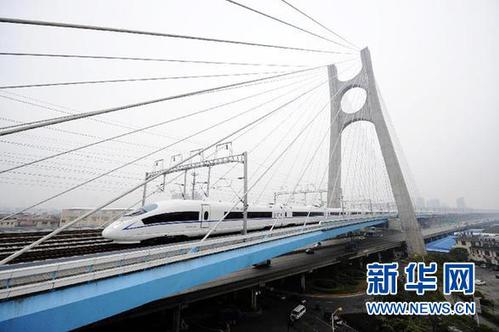 26日，中國三條重要高鐵干線——蘭新高鐵、貴廣鐵路和南廣鐵路開通運(yùn)營。