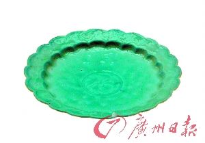 景德鎮(zhèn)窯青白釉印花葵口碟。