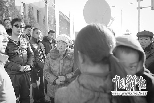 北京海淀區(qū)清華附中門外，一名事故工地工人的家屬在哭泣。本報(bào)記者 趙迪攝