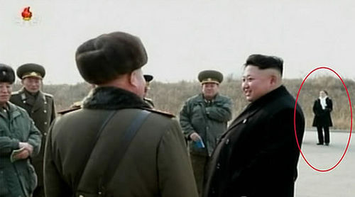 金正恩指導(dǎo)炮兵射擊，紅圈中系金正恩的妹妹金與正