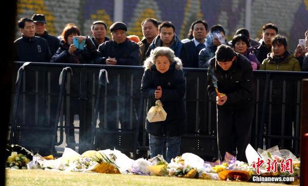 2015年1月2日，前往上海外灘陳毅廣場悼念“踩踏事件”遇難者的民眾不斷。2014年12月31日晚23時35分許，上海外灘陳毅廣場發(fā)生擁擠踩踏事故，截止目前，已致36人死亡，49人受傷。湯彥俊 攝