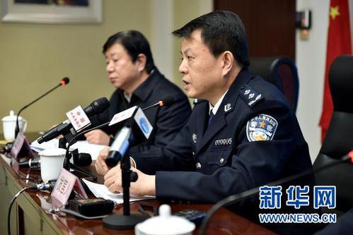 太原市公安局長汪凡（右）在“12·13”案件新聞發(fā)布會上（1月2日攝）。 新華社記者 詹彥 攝