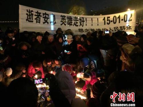 哈爾濱市民自發(fā)哀悼犧牲戰(zhàn)士 現場高喊：英雄走好 魏來 攝
