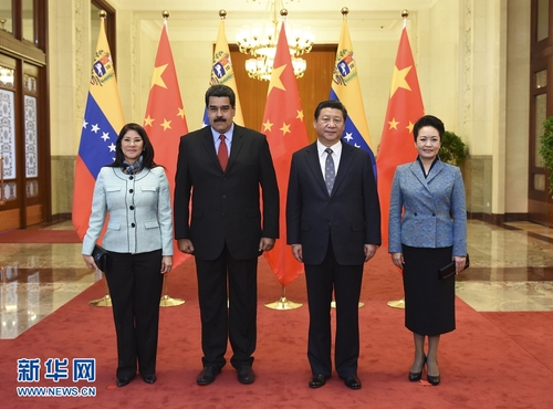1月7日，國(guó)家主席習(xí)近平在北京人民大會(huì)堂會(huì)見委內(nèi)瑞拉總統(tǒng)馬杜羅。這是會(huì)見前，習(xí)近平和夫人彭麗媛同馬杜羅夫婦合影。 新華社記者 張鐸 攝