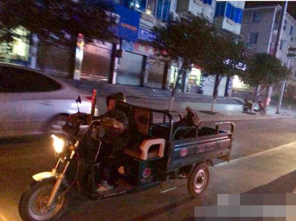 七歲兒子開(kāi)三輪車將醉酒老爹運(yùn)回家-4