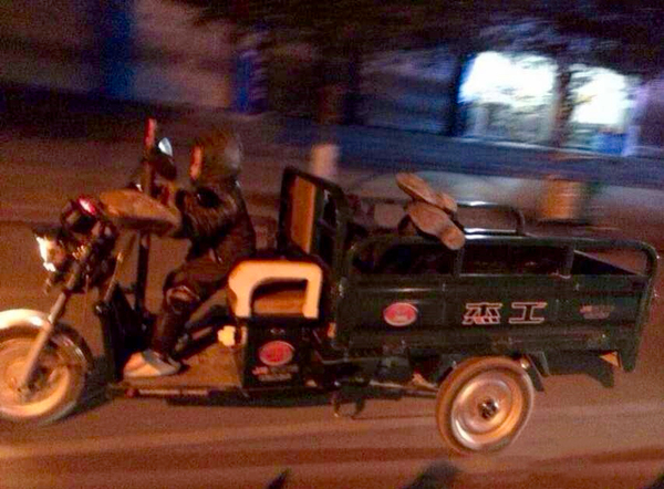 七歲兒子開(kāi)三輪車將醉酒老爹運(yùn)回家-2