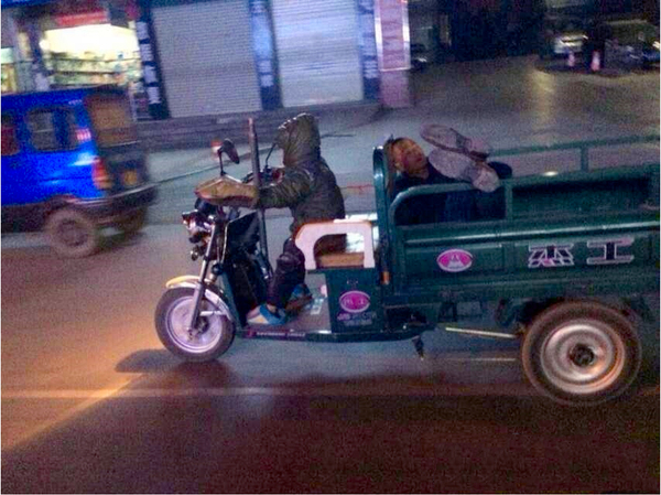 七歲兒子開(kāi)三輪車將醉酒老爹運(yùn)回家-3