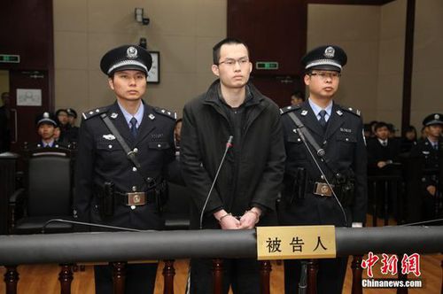 1月8日，上海高院二審宣判備受關(guān)注的“復(fù)旦投毒案”。在經(jīng)過半個(gè)多小時(shí)的宣讀后，法院最后裁決駁回上訴，維持原判，根據(jù)刑事訴訟法的規(guī)定，對林森浩的死刑判決將依法報(bào)請最高法院核準(zhǔn)。 中新社發(fā) 孟招祥 攝
