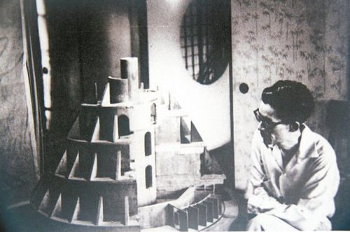 臺灣文化大學(xué)建筑系第一屆系主任盧毓駿家，當(dāng)年坐在其所設(shè)計的草山防空洞模型，思索防爆設(shè)計