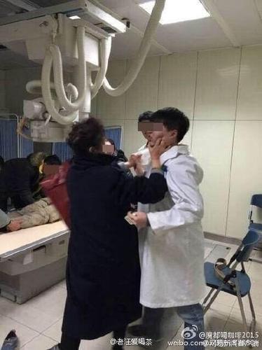 據(jù)警方出警記錄，當(dāng)日一名老年患者在妻子陪同下排隊(duì)等候攝片，其間老人等得不耐煩欲插隊(duì)強(qiáng)行進(jìn)入攝片室，被勸阻后掐住醫(yī)生脖子，其妻子動手打了醫(yī)生。