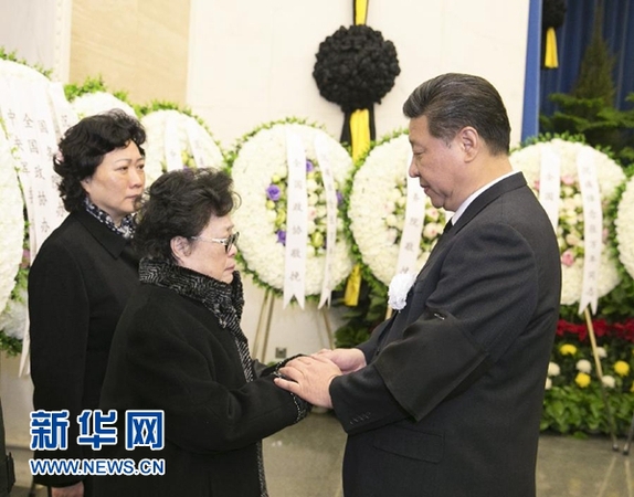 1月22日，張萬年同志遺體在北京八寶山革命公墓火化。習(xí)近平、張德江、俞正聲、劉云山、王岐山、張高麗等前往八寶山送別。這是習(xí)近平與張萬年親屬握手，表示深切慰問。新華社記者馬占成攝