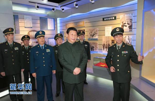 1月21日，中共中央總書記、國(guó)家主席、中央軍委主席習(xí)近平視察駐昆明部隊(duì)。這是習(xí)近平參觀第二炮兵某基地軍史館。 新華社記者 李剛 攝