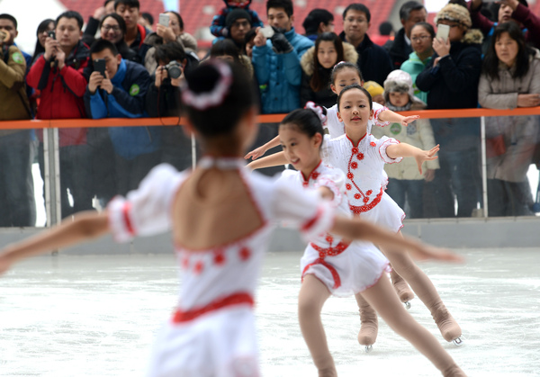 1月24日,“鳥巢歡樂冰雪季”在國家體育場“鳥巢”正式開啟，為申辦2022年冬奧會助力。游客們可以在“鳥巢歡樂冰雪季”體驗冰雪運動的樂趣。本報記者 齊波 攝