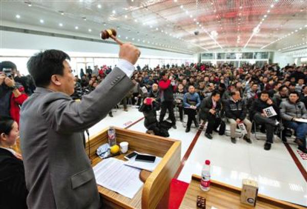 叫價 昨日，中央和國家機關(guān)公車改革取消車輛首場拍賣會在京舉行，拍賣師劉京武正在叫價。