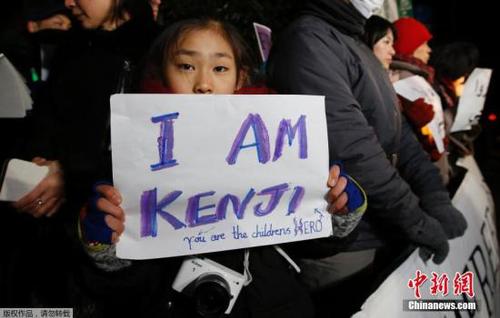 當(dāng)?shù)貢r間2015年1月28日，日本東京，民眾在安倍府邸外燭光守夜，聲援后藤健二(Kenji Goto)。