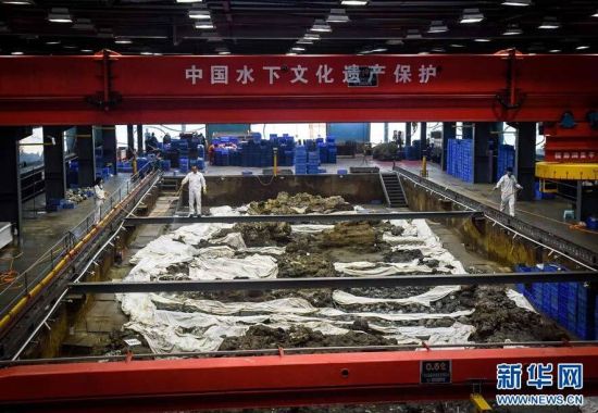 　在廣東陽江“南海一號”博物館，考古工作者每天都要定時向沉船船體木質結構噴灑特制藥水加以保護。從考古學角度來看，對沉船船體的研究意義甚至大于船上的這些南宋瓷器。