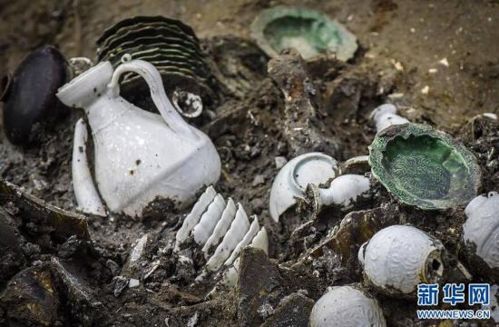 “南海一號”右側中部船艙位置散落著一摞摞福建德化窯白瓷器和福建磁灶窯綠釉器。