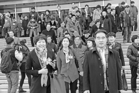 1月31日,省政協(xié)十一屆三次會(huì)議閉幕后,政協(xié)委員走出會(huì)場(chǎng)。 本報(bào)記者 周青先 攝