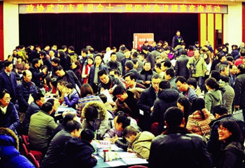 昨日，市政協(xié)舉行提案咨詢活動，數(shù)百名市政協(xié)委員與20個政府職能部門負(fù)責(zé)人面對面交流，問計民生。本版攝影 記者陳亮_副本
