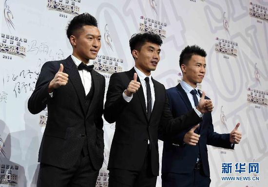 2月1日，中國國家男子足球隊(duì)隊(duì)員鄭智（中）、吳曦（左）、孫可在頒獎(jiǎng)典禮紅毯儀式上合影。當(dāng)日，“2014CCTV體壇風(fēng)云人物年度評選”頒獎(jiǎng)典禮在京舉行。 新華社記者公磊攝