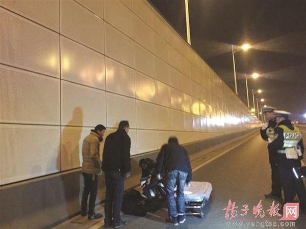 司機跳下隧道骨折了。報料人供圖