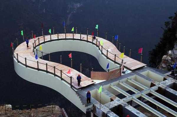 2月11日，重慶云陽龍缸景區(qū)懸挑玻璃景觀廊橋最后一塊玻璃頂推成功，被譽為世界第一懸挑玻璃景觀廊橋正式建成，比舉世聞名的美國科羅拉多大峽谷玻璃廊橋懸挑還長5米多，將成為重慶旅游一大亮點，預(yù)計今年5月對外開放。圖為廊橋推舉成功。