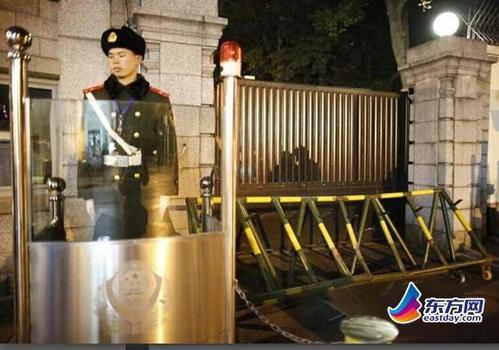 　據(jù)悉，肇事車上僅司機劉某一人，已被警方帶走調(diào)查，其沖撞美領(lǐng)館大門原因目前不詳，警方稱其欲強行闖入。