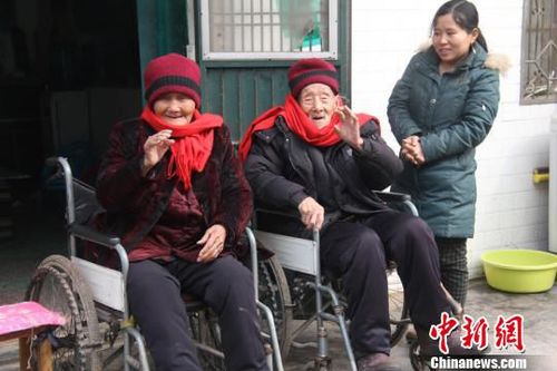 老人揮手再見?！≈烨濉z