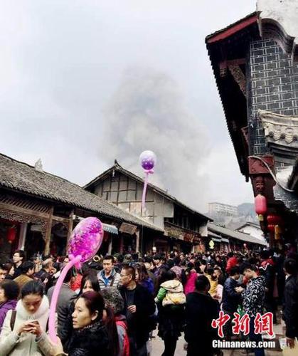 爆炸導(dǎo)致洛帶古鎮(zhèn)附近的天空中騰起了巨大的”云團(tuán)“。鐘欣 攝