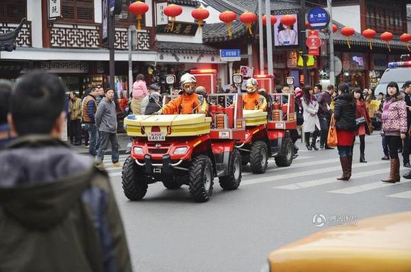 上海消防摩托車上街巡邏。來源：陳明松 東方IC