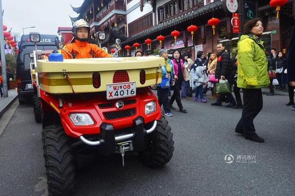 摩托消防車由1人擔任駕駛員兼戰(zhàn)斗員。